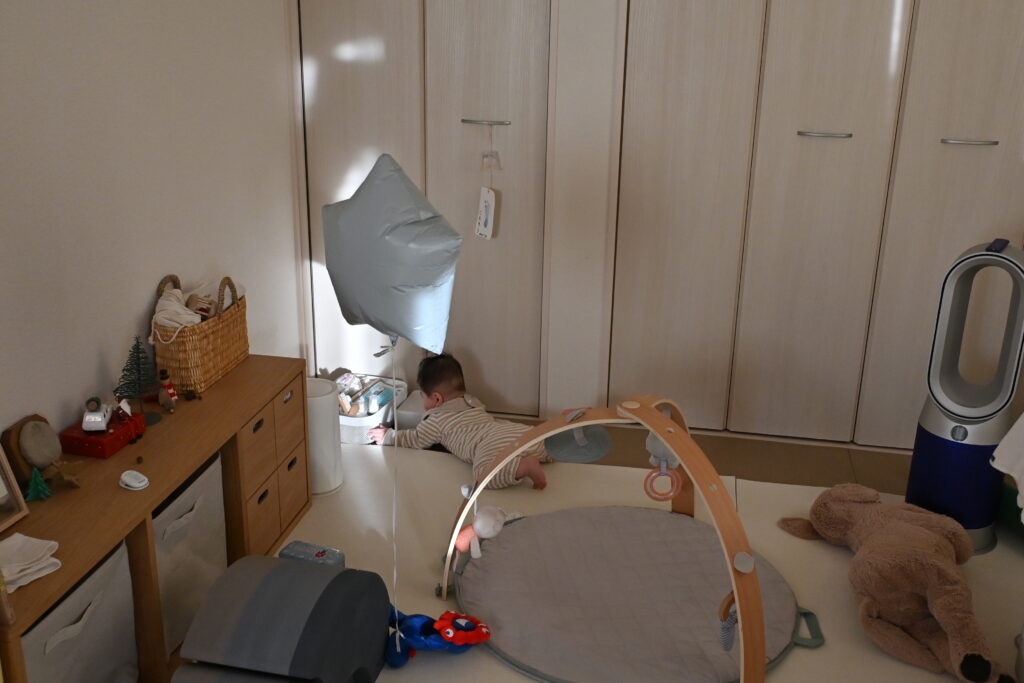 室内で撮影された子供の日常写真。家の中の撮影ではさほど明暗差がないことを示す例として使用。