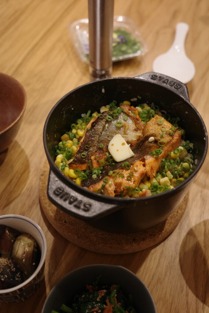 ストウブで炊き込みご飯を作っているイメージ