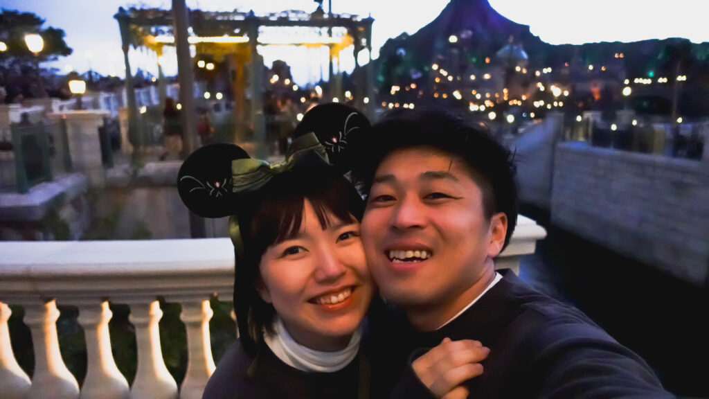 SONY RX100M5aを使ってディズニーシーの夜景をバックに自撮り撮影したカップルの写真