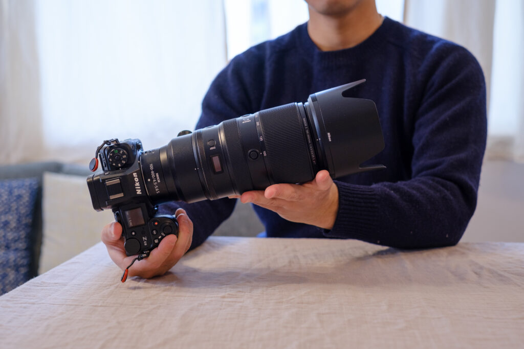 NIKKOR 100-400mmの大きさがよくわかるカメラの写真