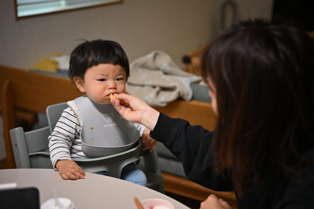 Nikon Z6IIIで撮影した、離乳食を食べている赤ちゃんの写真