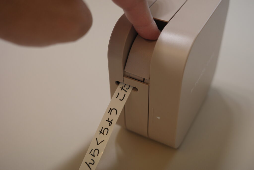ラベルライターでラベルを作成している様子
