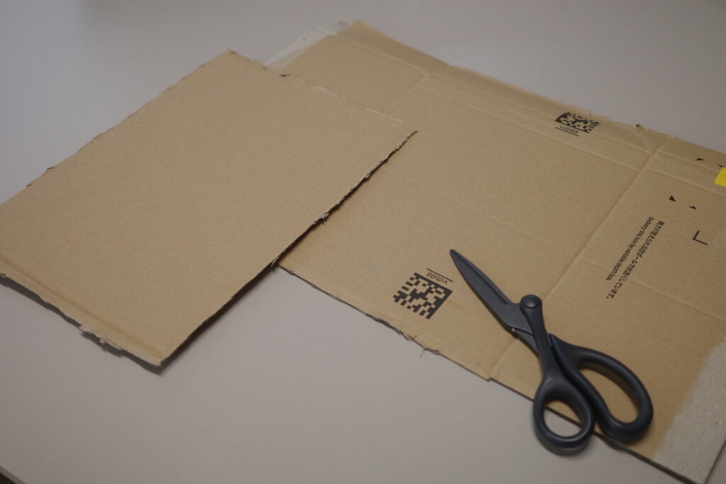 段ボールをカットして土台を作る工程 絵めくりの作り方