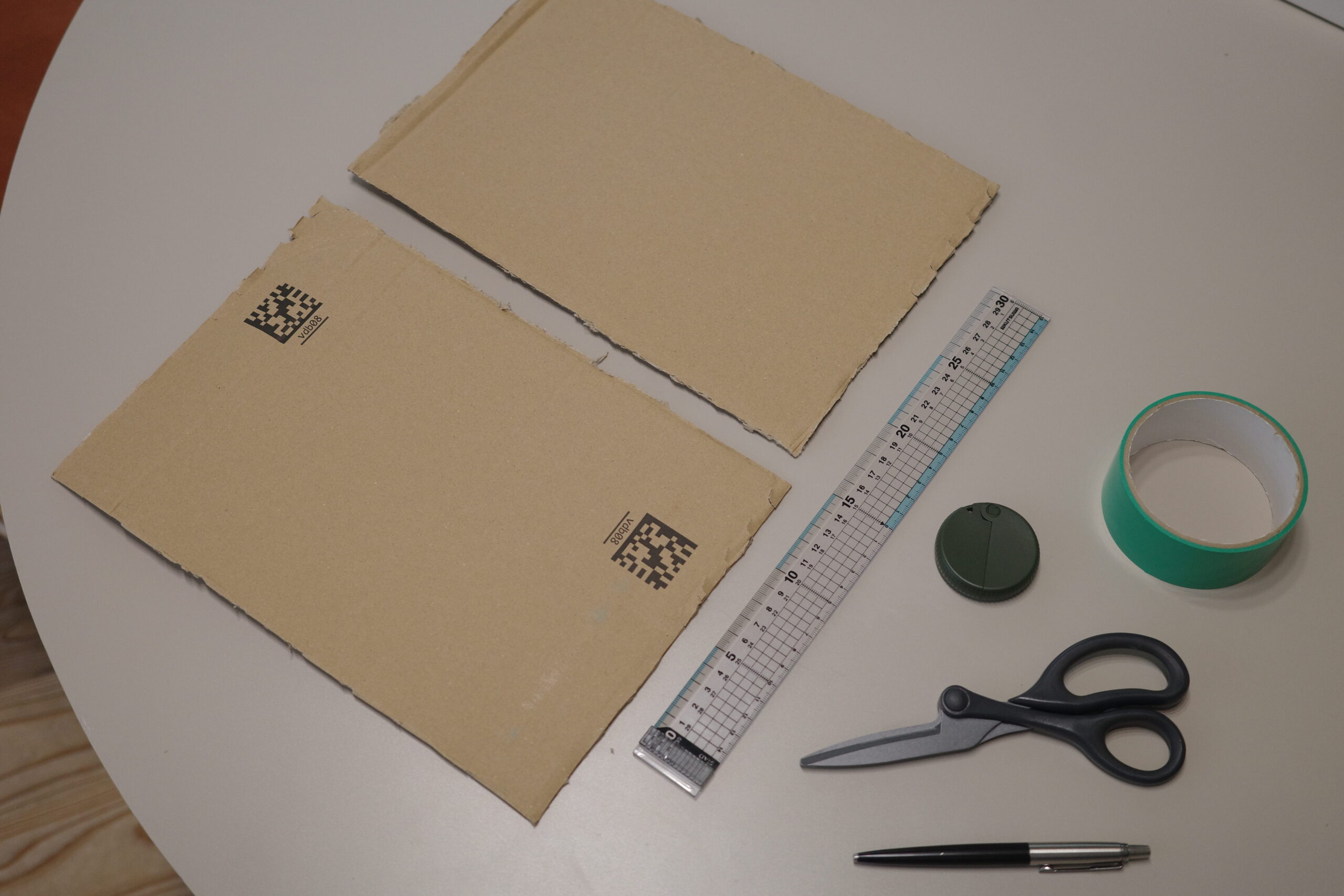 手作り絵めくりに使う材料 段ボールと道具一式
