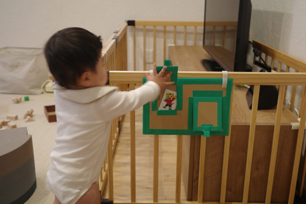 子どもが絵めくりおもちゃで遊んでいる様子 知育遊び