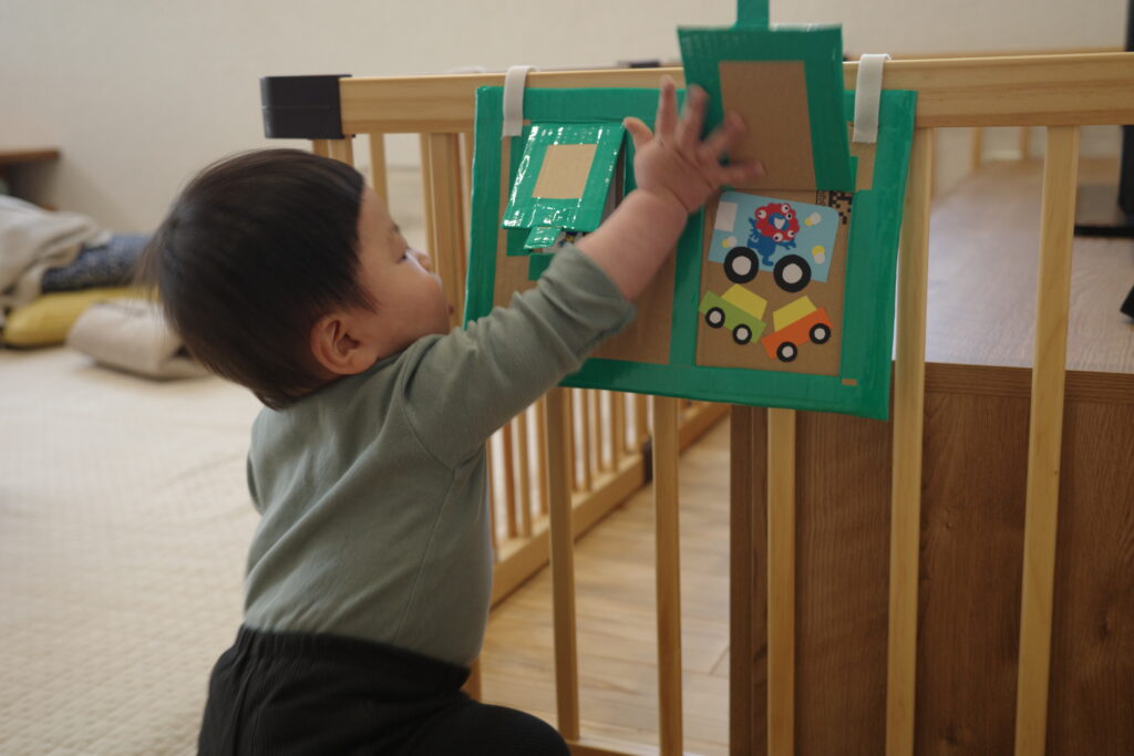 段ボールで手作りした絵めくりおもちゃの完成イメージ