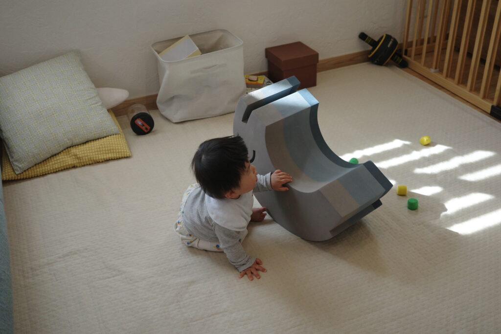 ボブルスのゾウを倒してゆらゆらさせて遊んでいる息子のイメージ