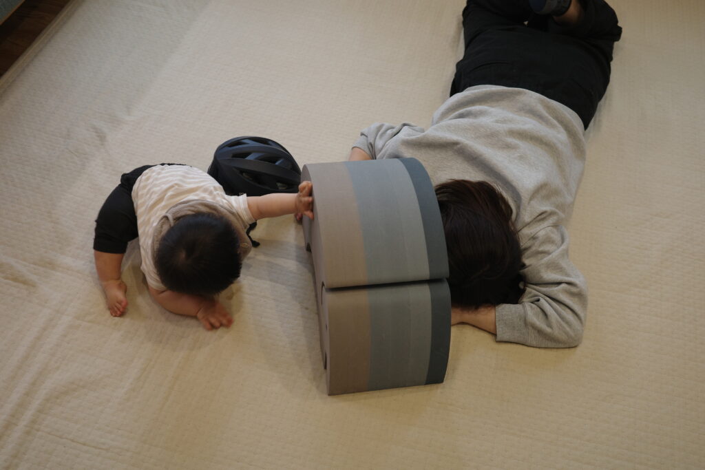 ボブルスのゾウをトンネルにして遊ぶ親子のイメージ
