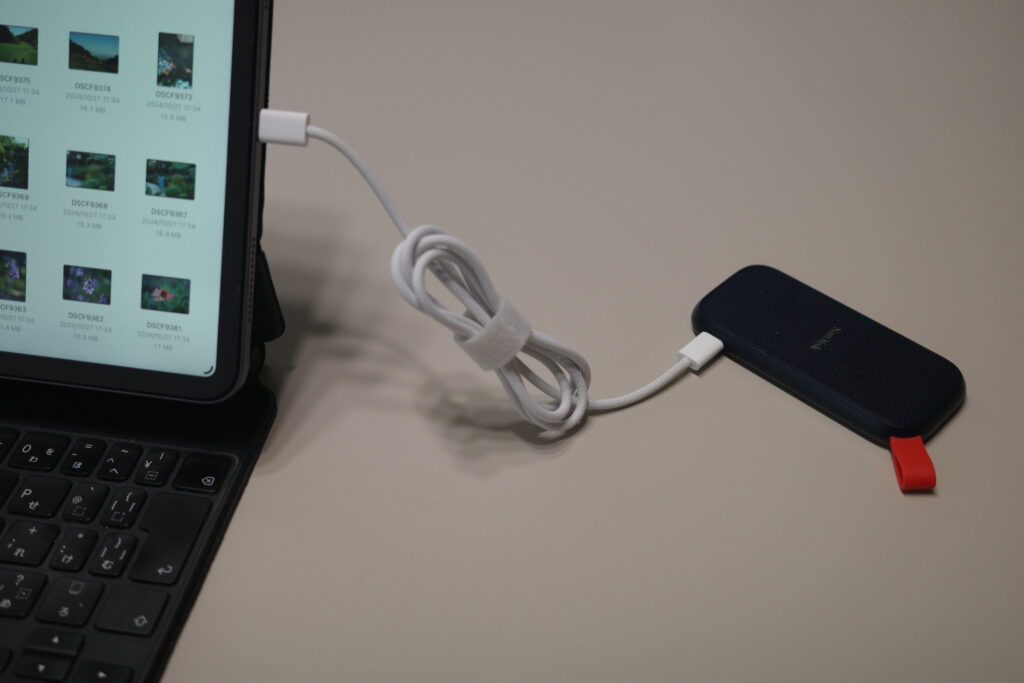 USB 3.1対応したタイプCケーブルを使ってSanDisk SSDに写真を写している様子