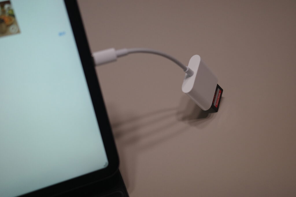 SDカードリーダーを使用してiPadに写真を読み込んでいるイメージ