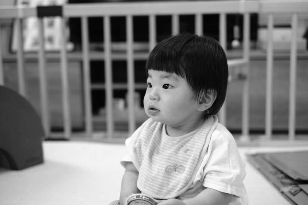 XF 35mm F1.4 Rによるモノクロポートレート。柔らかい描写と懐かしい空気感が特徴