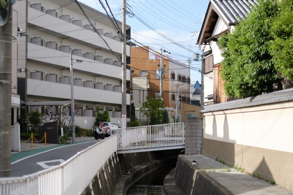 XF 35mm F1.4 Rで撮影したスナップ。旧設計ならではのほどよい解像感と雰囲気を示す