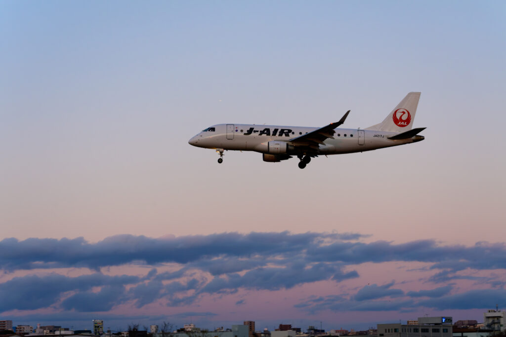 超望遠レンズで撮影した夕暮れ時の飛行機