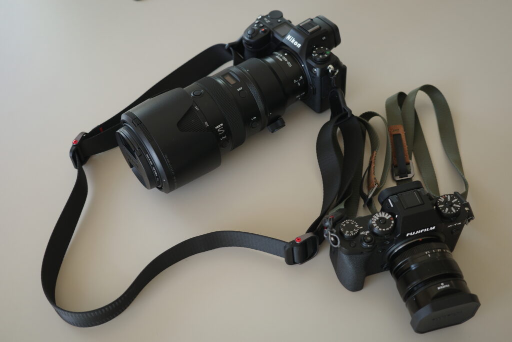ピークデザインのSlide Lite・Leashの2モデルを並べた比較写真。ストラップ幅の違いが一目でわかる