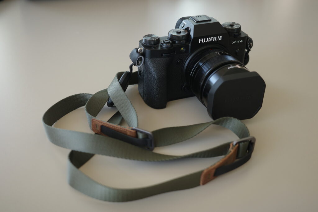 X-T4にLeashを装着した状態。細くてコンパクトなストラップの取り回しの良さが伝わる写真