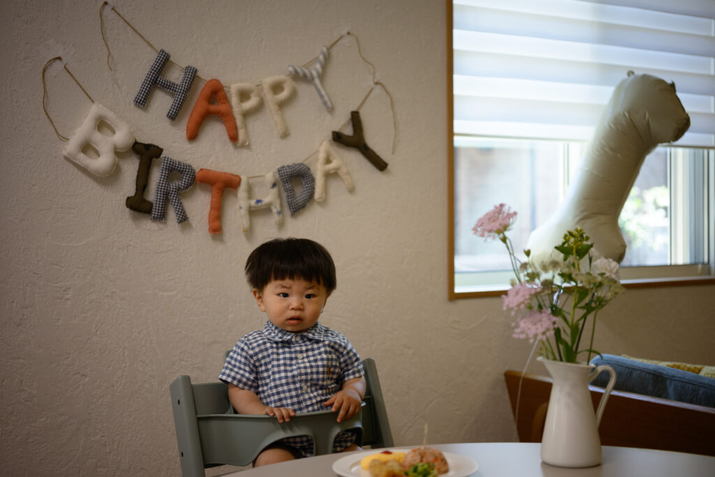息子の1歳の誕生日飾りつけ|妻が息子の古着でハンドメイドしたHAPPY BIRTHDAYガーランド